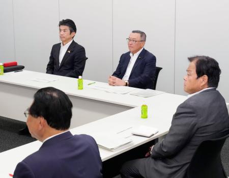 ガソリン税の暫定税率廃止法案を巡る与野党の実務者協議に臨む自民党税制調査会の宮沢洋一会長（奥右）と立憲民主党の重徳和彦政調会長（同左）ら＝２８日午後、国会