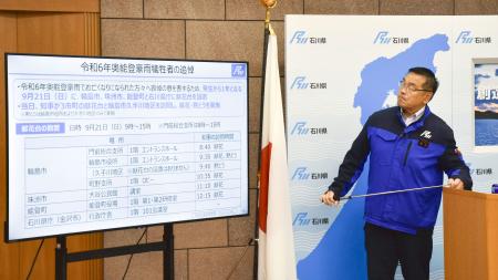 献花台の設置について、記者会見で説明する石川県の馳浩知事＝２８日午後、石川県庁