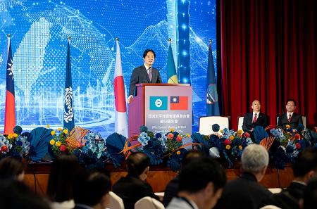 ２８日、台北で行われたアジア・太平洋国会議員連合総会の開幕式であいさつする台湾の頼清徳総統（総統府提供・共同）