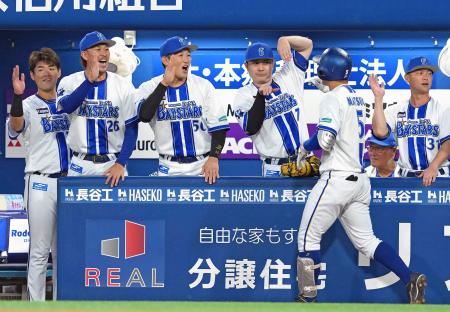 ２回、２ランを放った松尾（手前）を迎えるＤｅＮＡナイン＝横浜
