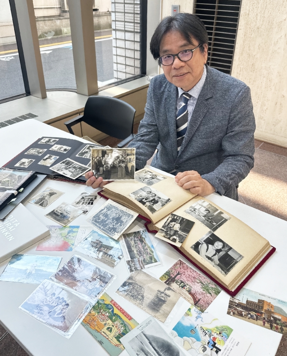 昭和時代の写真や絵はがきを集めて冊子にまとめたネキストの姫野裕一代表