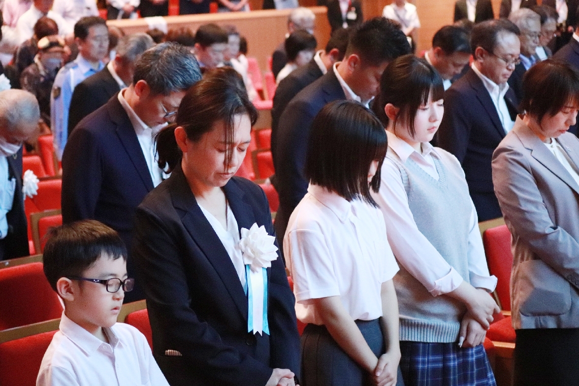 福岡県で開かれた飲酒運転撲滅県民大会で黙とうする死亡事故遺族の大上かおりさん（前列左から２人目）ら＝２５日、北九州市