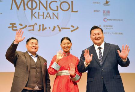 舞台「モンゴル・ハーン」の宣伝イベントに登壇した元横綱白鵬の白鵬翔さん（右）＝２８日、東京都内