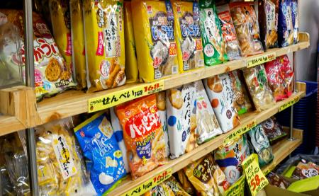 スーパーの店頭に並ぶ菓子類＝東京都練馬区のアキダイ関町本店