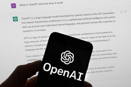 米オープンＡＩのロゴと、同社開発の対話型ＡＩ「チャットＧＰＴ」の画面（ＡＰ＝共同）