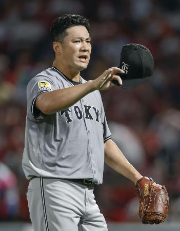 ２８日の広島戦で２回を投げ終え、ベンチに戻る巨人・田中将＝マツダ