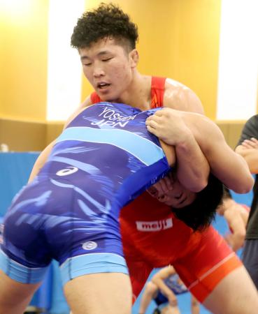 レスリングの世界選手権に向けての強化合宿で、男子グレコローマンスタイルの吉田泰造（手前）と練習する日下尚＝東京都内