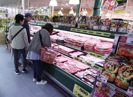 スーパーの食肉売り場と買い物客＝昨年１０月、東京都練馬区のスーパー「アキダイ」関町本店