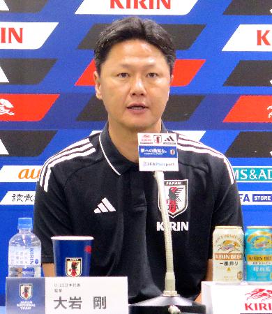 記者会見するＵ―２２日本代表の大岩監督＝２９日、東京都文京区