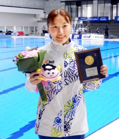 女子３メートル板飛び込みで優勝した三上紗也可＝日環アリーナ栃木