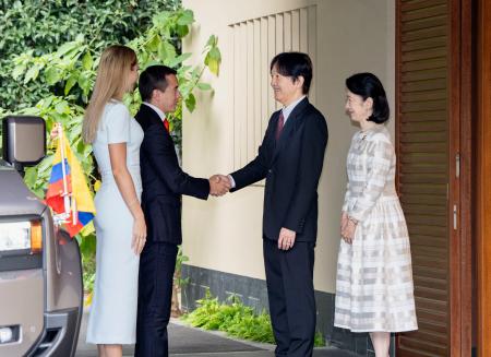 エクアドルのノボア大統領と握手される秋篠宮さま＝２９日午前、東京・元赤坂の赤坂御用地（宮内庁提供）