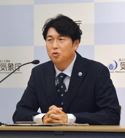 記者会見する、台風の情報発信を見直す気象庁有識者検討会座長の筆保弘徳氏＝２９日午後、気象庁