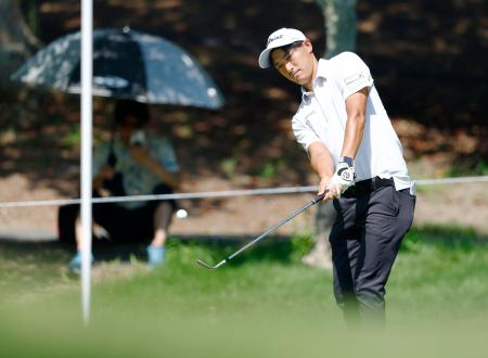 第２日、３番でバーディーを狙う石塚祥利。通算１３アンダーで首位＝芥屋ＧＣ