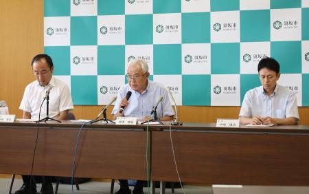 長野県須坂市のふるさと納税の返礼品が偽装された問題を巡り、記者会見する第三者委員会＝２９日午後、須坂市役所