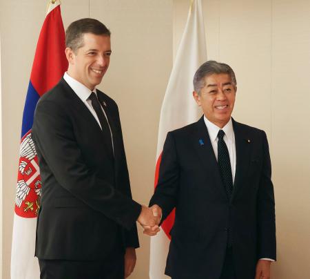 セルビアのジューリッチ外相（左）と握手する岩屋外相＝２９日午前、外務省