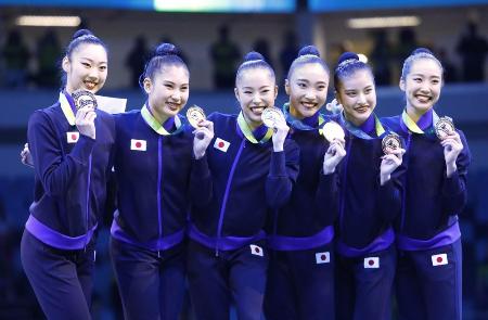 新体操世界選手権の団体総合で初優勝を果たした日本代表の（左から）花村夏実、三好初音、鈴木歩佳、田口久乃、西本愛実、稲木李菜子＝２３日、リオデジャネイロ