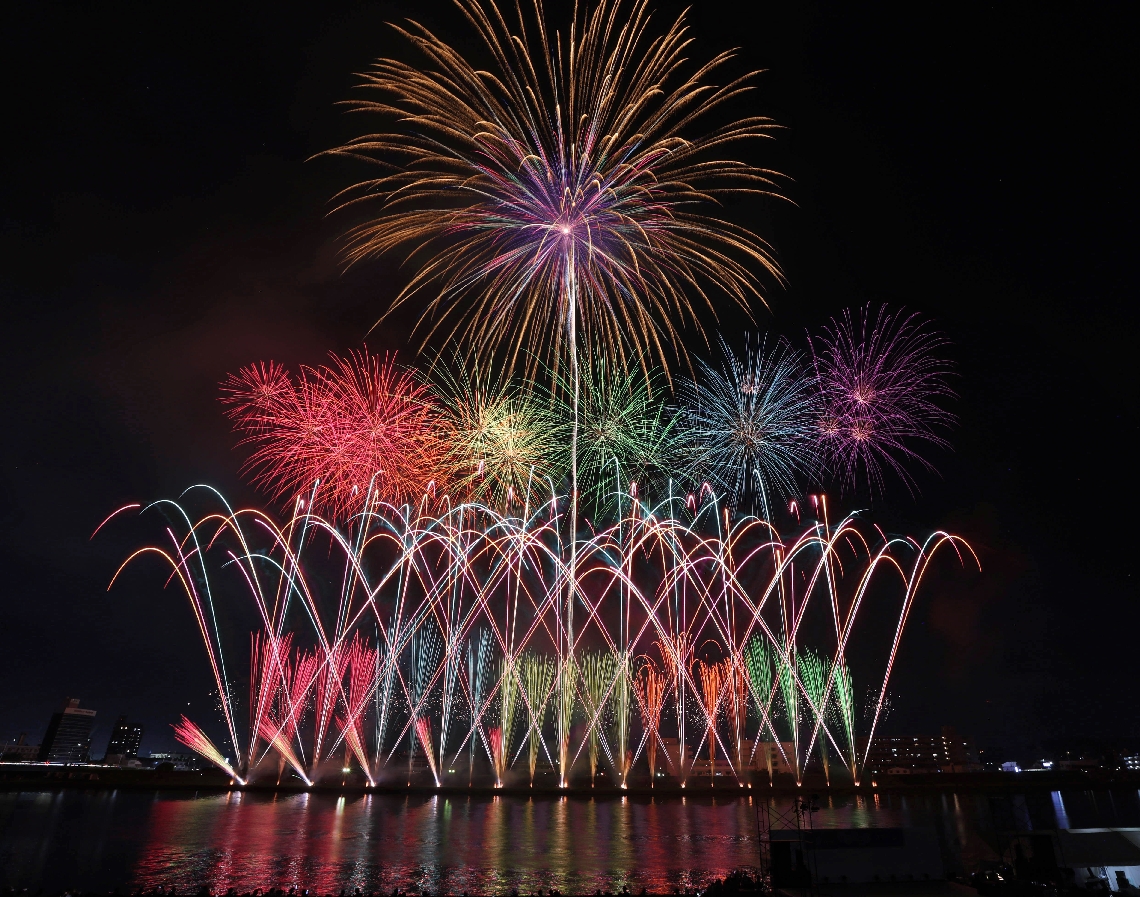 夜空を照らす色鮮やかな花火＝３０日夜、大分川河川敷（２枚の画像を比較明合成）