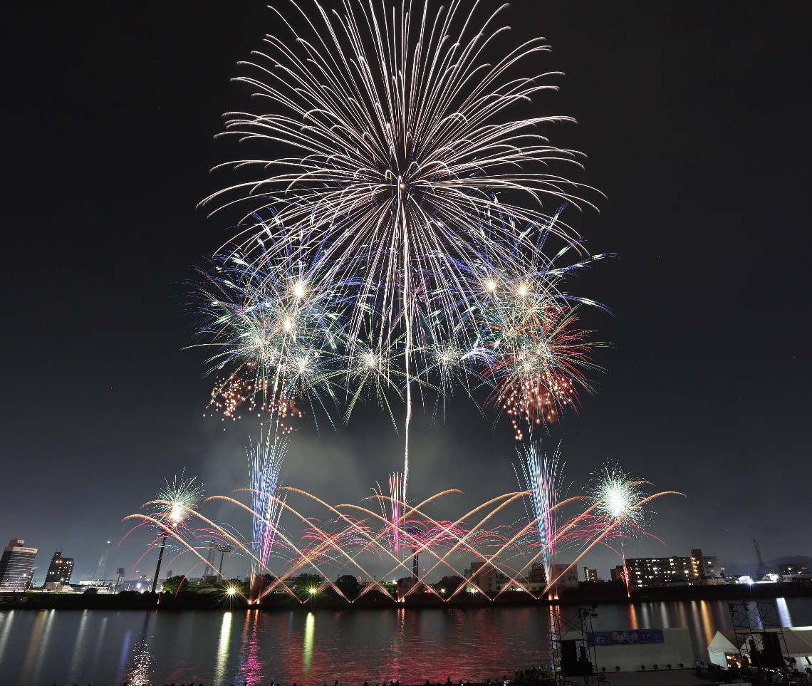 夜空を照らす大輪の花火（３枚の画像を比較明合成）