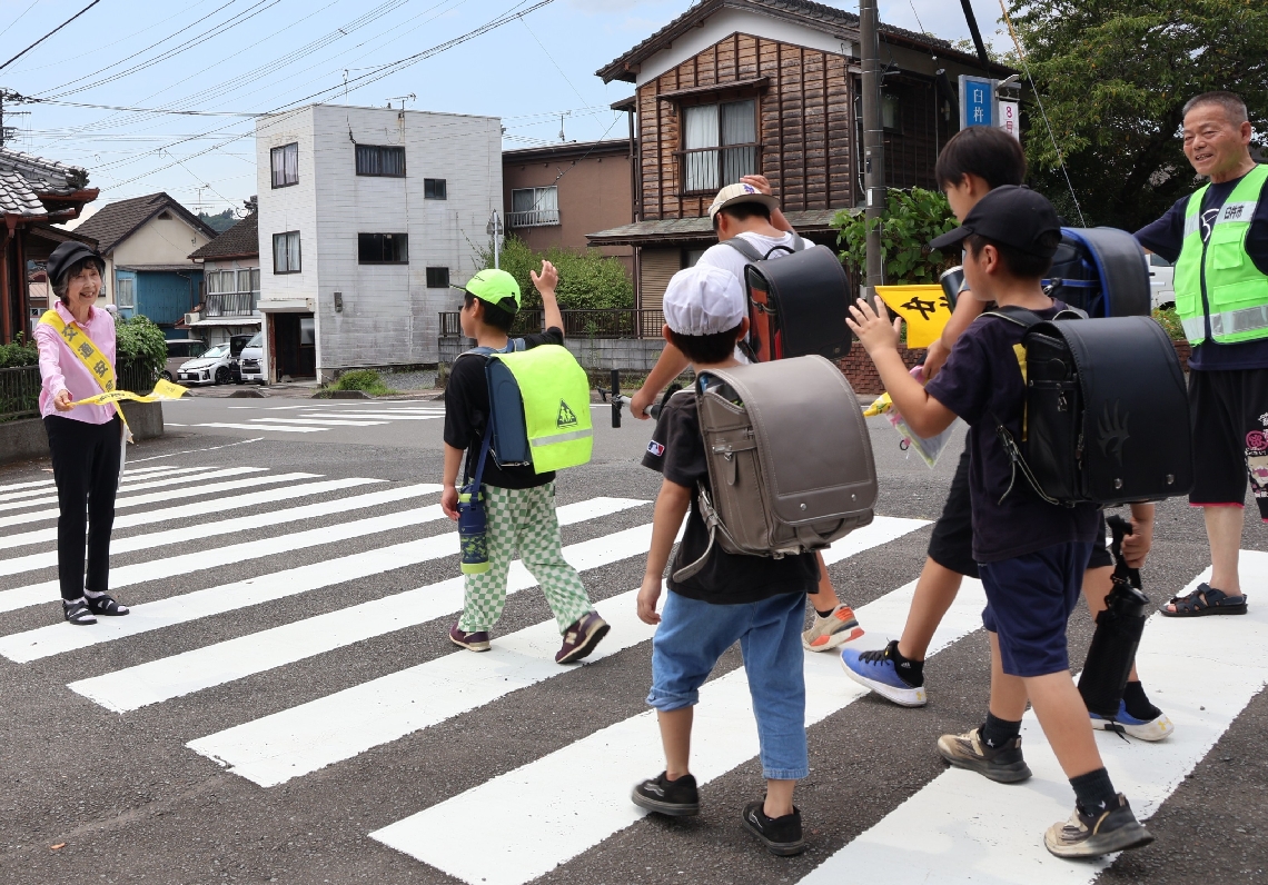横断歩道の見守りをする吉四六おへま防犯パトロール隊