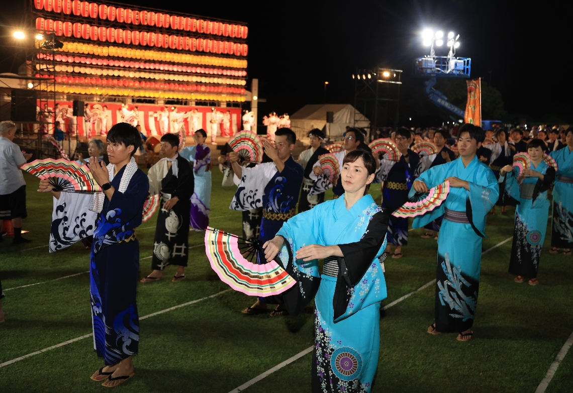 優雅な扇子踊りを披露する参加者たち