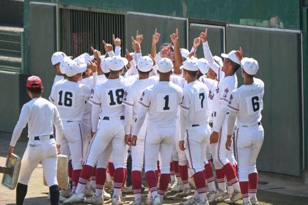 秋季広島大会地区予選の初戦を前に、円陣を組む広陵ナイン＝広島市