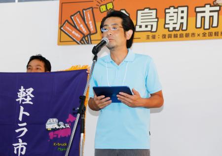 「輪島朝市」の復興に向けた中間報告を明らかにする朝市組合の冨水長毅組合長＝３０日午後、石川県輪島市