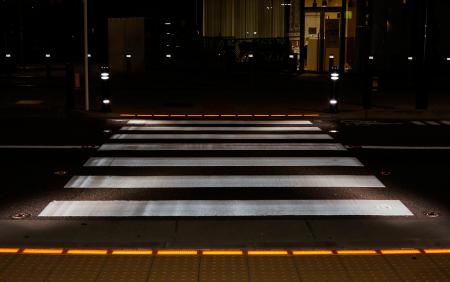 横断歩道の手前や両脇の地面にＬＥＤが埋め込まれた「埋込型信号」＝７月、大阪府守口市