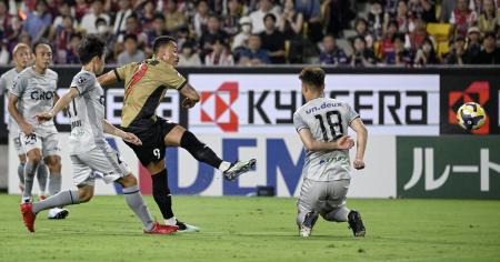 京都―岡山　前半、先制ゴールを決める京都・ラファエルエリアス＝サンガＳ