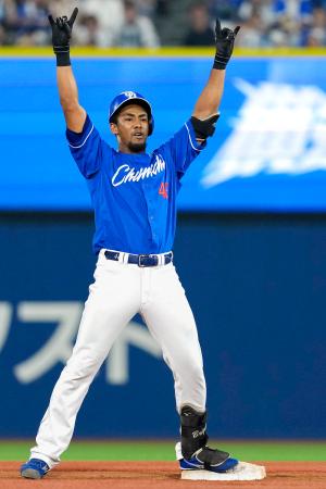 １１回、勝ち越しの３点二塁打を放ちポーズをとる中日の代打ブライト＝横浜