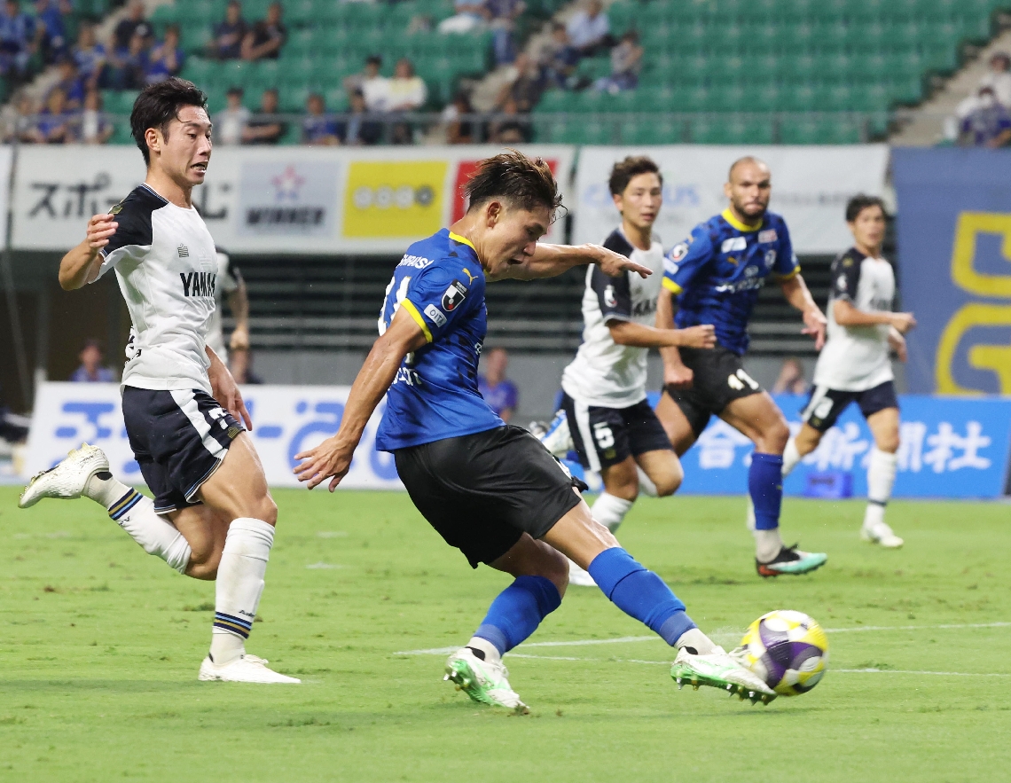 【大分―磐田】前半、シュートを放つ大分のＤＦ吉田（中央）＝クラサスドーム大分