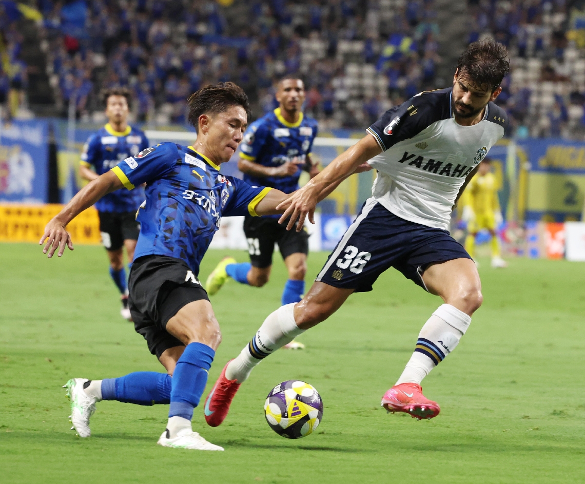 【大分―磐田】前半、敵陣で守備をかわしてチャンスをつくる大分のＤＦ吉田（左）