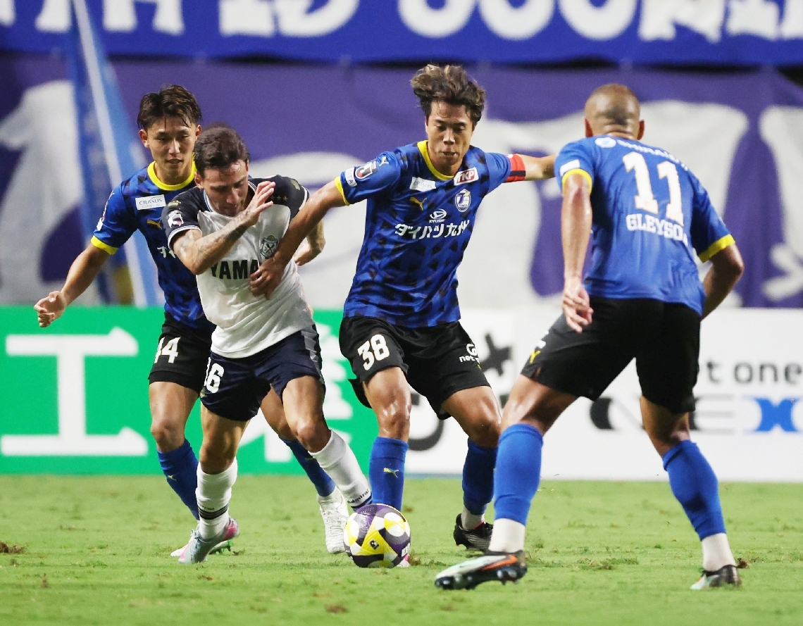 【大分―磐田】前半、相手と競り合う大分のＭＦ天笠（右から２人目）