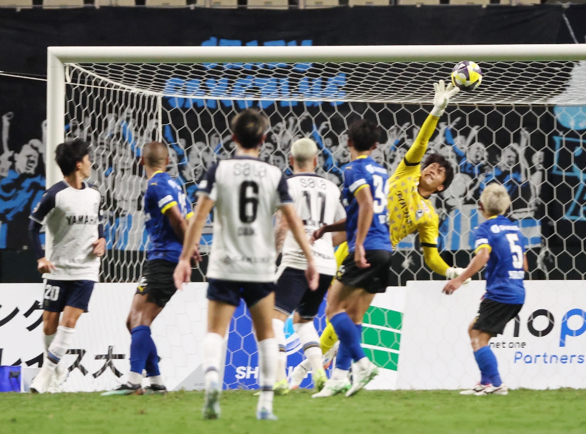 【大分―磐田】後半、相手のシュートをセーブする大分のＧＫ浜田（右から２人目）