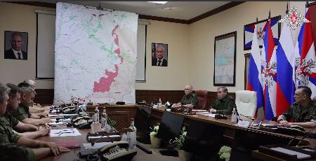 ３０日、ウクライナ侵攻の春から夏にかけての戦況を報告するロシア軍のゲラシモフ参謀総長（右列中央）（ロシア国防省提供、共同）