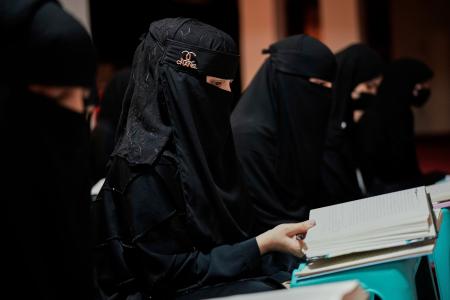 アフガニスタンの首都カブールで宗教学の授業を受ける少女たち＝５月（ＡＰ＝共同）