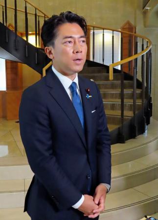 記者団の取材に応じる小泉農相＝３１日午前、東京都千代田区