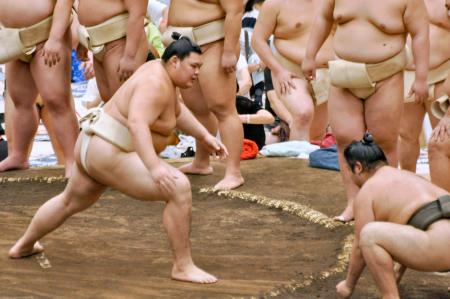 大相撲夏巡業の最終日、稽古する大の里（左）＝埼玉県春日部市