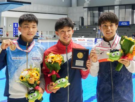 男子高飛び込みで６度目の優勝を果たした玉井陸斗（中央）＝日環アリーナ栃木