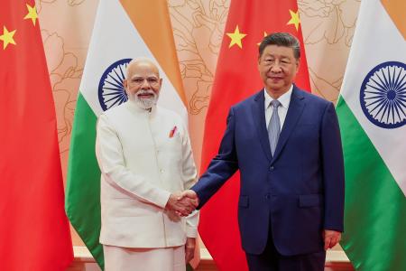 インドのモディ首相（左）と中国の習近平国家主席＝３１日、中国・天津（インド首相府提供、ＡＰ＝共同）