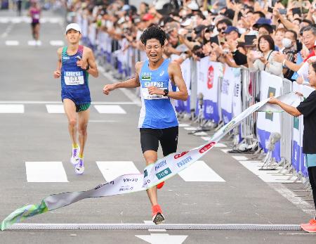 男子を２時間１１分３６秒で制した上門大祐＝札幌市