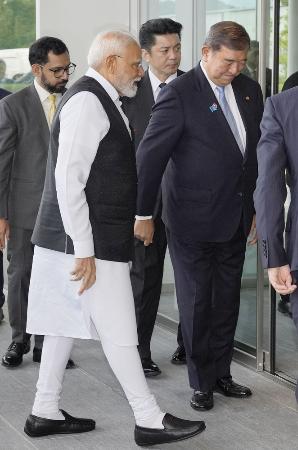 石破首相（右）とインドのモディ首相＝８月３０日午後、宮城県大和町