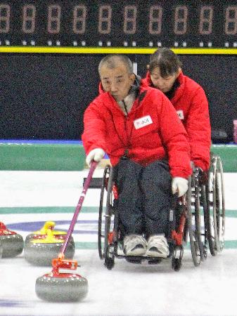 練習する車いすカーリング混合ダブルスの小川亜希（奥）、中島洋治組＝３１日、長野県軽井沢町