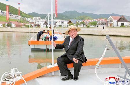 竣工した海産物の養殖拠点を視察する北朝鮮の金正恩朝鮮労働党総書記＝８月３０日、北朝鮮咸鏡南道楽園郡（朝鮮中央通信＝共同）