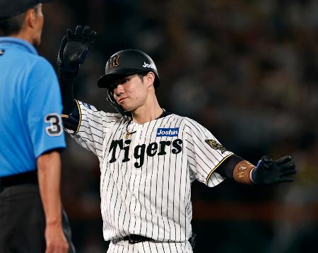 ７回、２点二塁打を放ち喜ぶ阪神・中野＝甲子園