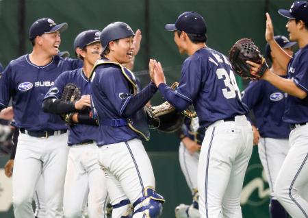 東京ガスに勝利し、喜ぶＳＵＢＡＲＵナイン＝東京ドーム