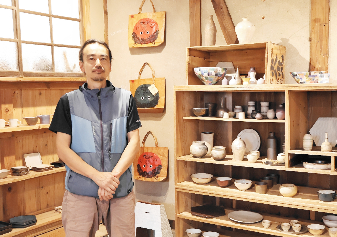 「くにさきかたち工房」を営む陶芸家の垣野勝司さん＝国東市国見町
