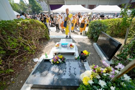 東京都墨田区の都立横網町公園で開かれた、朝鮮人虐殺犠牲者の追悼式＝１日午前