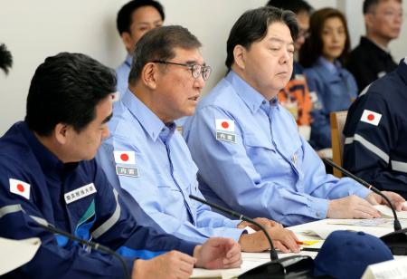 緊急災害対策本部会議で発言する石破首相（左から２人目）＝１日午前、首相官邸