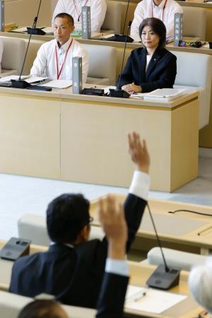 静岡県伊東市議会本会議で、自身への刑事告発などに関する採決を見守る田久保真紀市長（上右）＝１日午前
