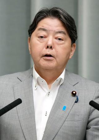 記者会見する林官房長官＝１日午前、首相官邸